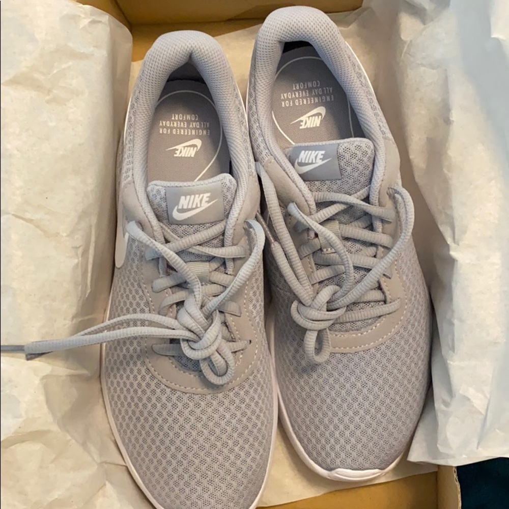 Nike Gray Tanjun Size 9 Women’s/ Size 7.5 Men’s